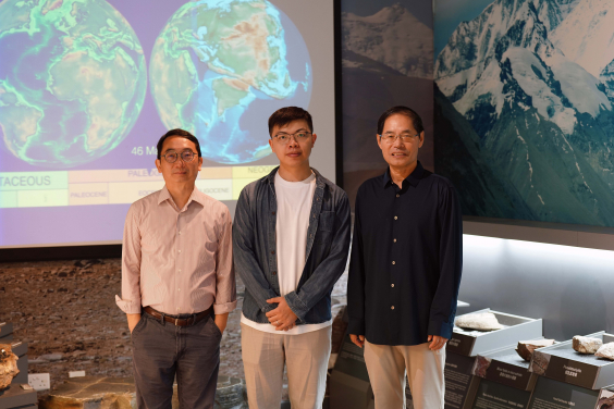 港大地球與行星科學系研究團隊合照。左起：李文愷教授、呂天阳博士及趙國春教授。
 